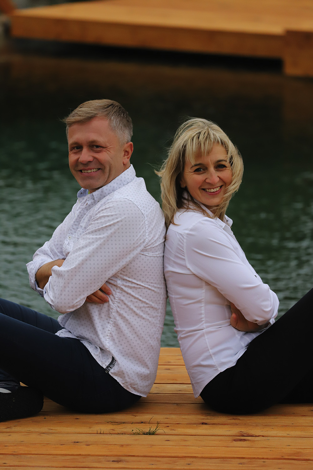 Roman Nedvěd a Zdenka Jášová společně u vody.